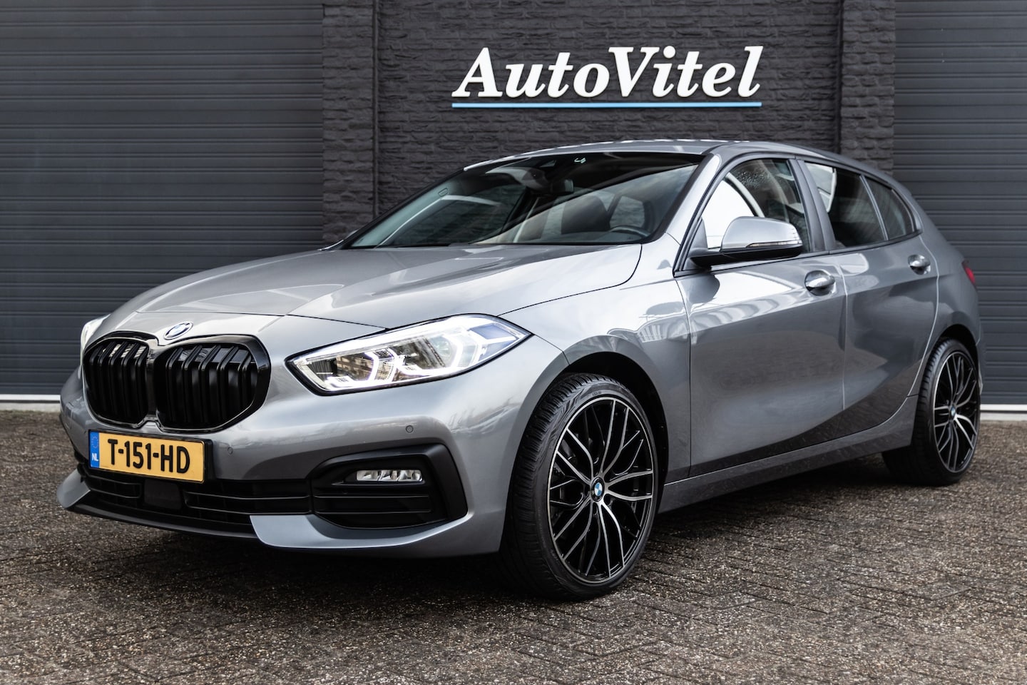 BMW 1-serie - 118i High Executive | Stoel + Stuurverwarming | Live Cockpit Pro | 19'' inch - AutoWereld.nl