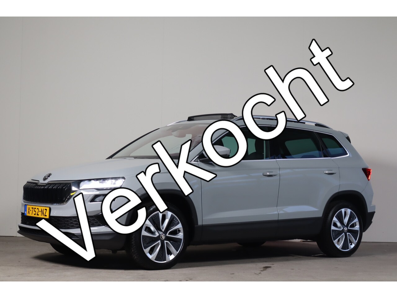 Skoda Karoq - 1.5 TSI ACT Business Edition Plus NL-Auto!! Pano-Dak I Sport-Interieur - AutoWereld.nl