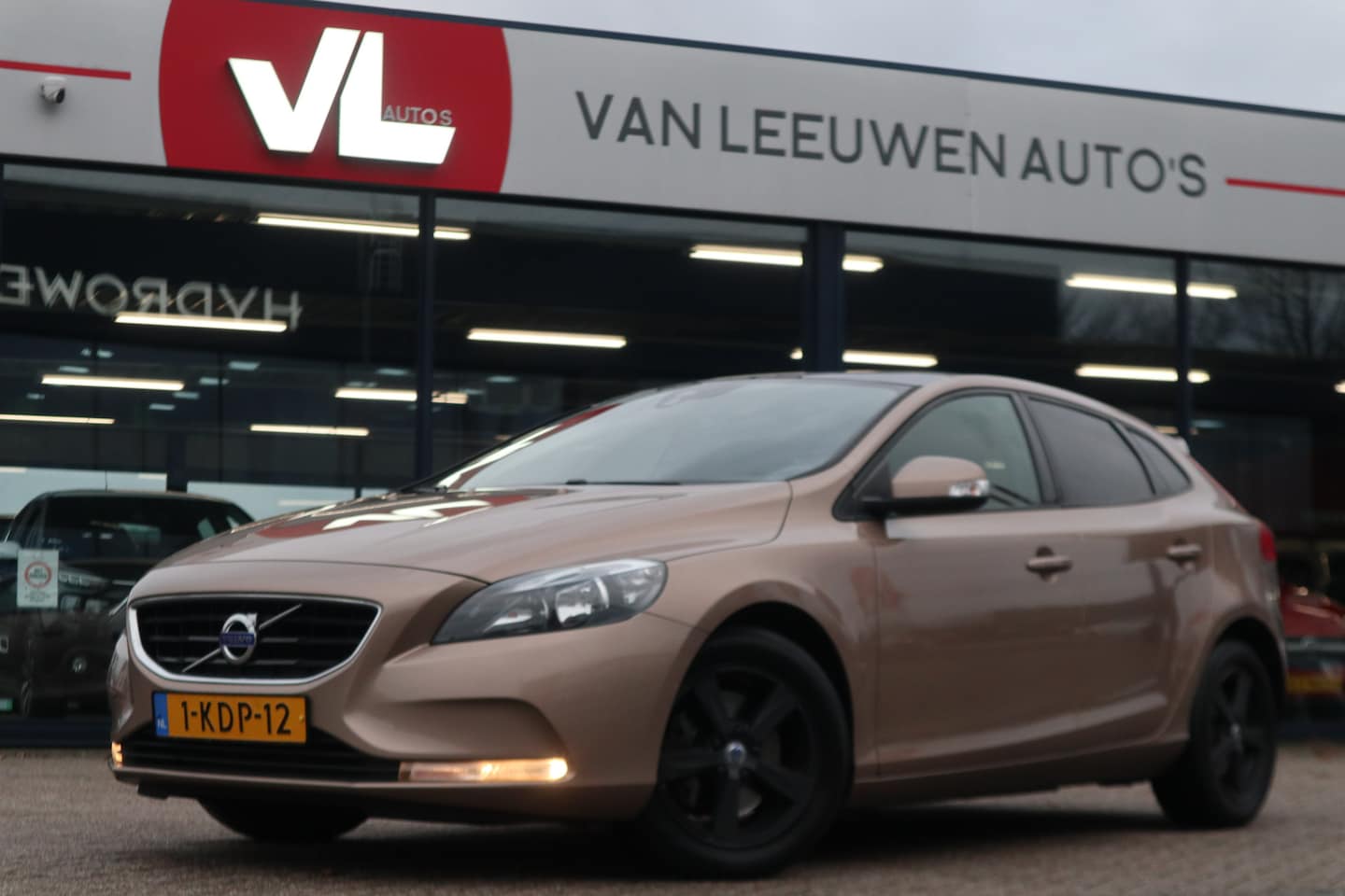 Volvo V40 - 1.6 T4 Kinetic | Navigatie | Trekhaak | APK 05-09-2025 | - AutoWereld.nl