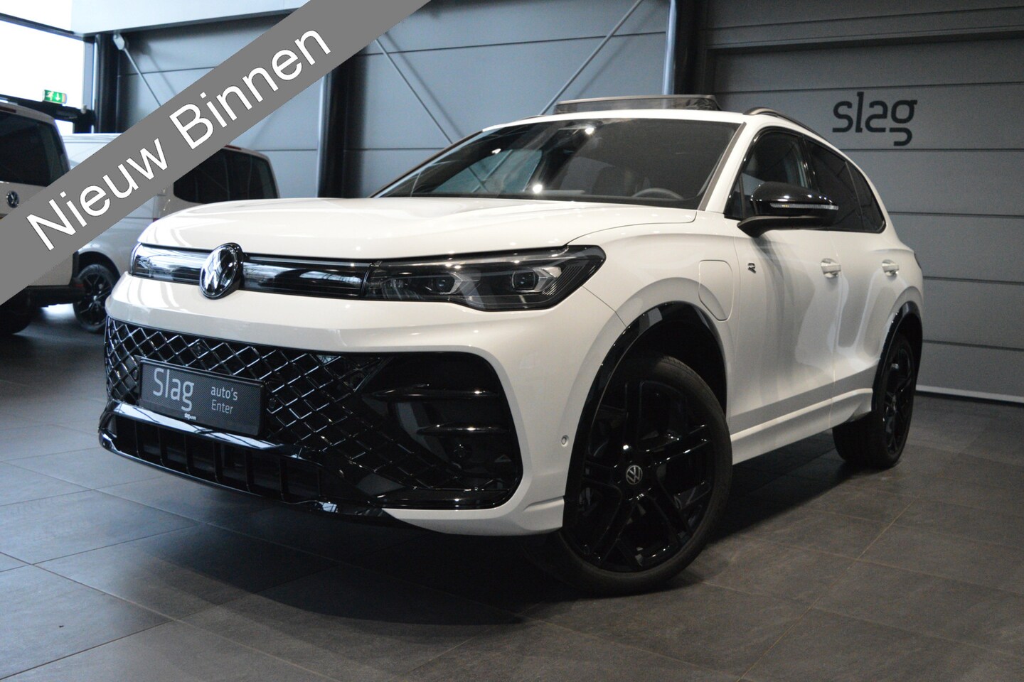 Volkswagen Tiguan - 1.5 eHybrid 3X R-Line head up pano leer camera 20 inch !! - AutoWereld.nl