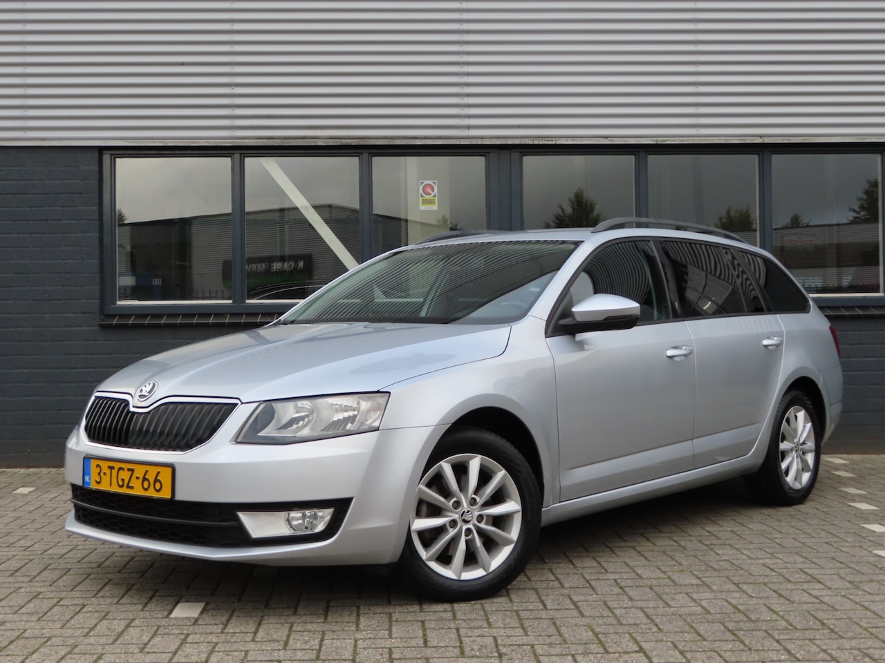 Skoda Octavia Combi - 2.0 TDI Greentech Ambition Businessline | navi | clima | trekhaak | parkeersensoren - AutoWereld.nl