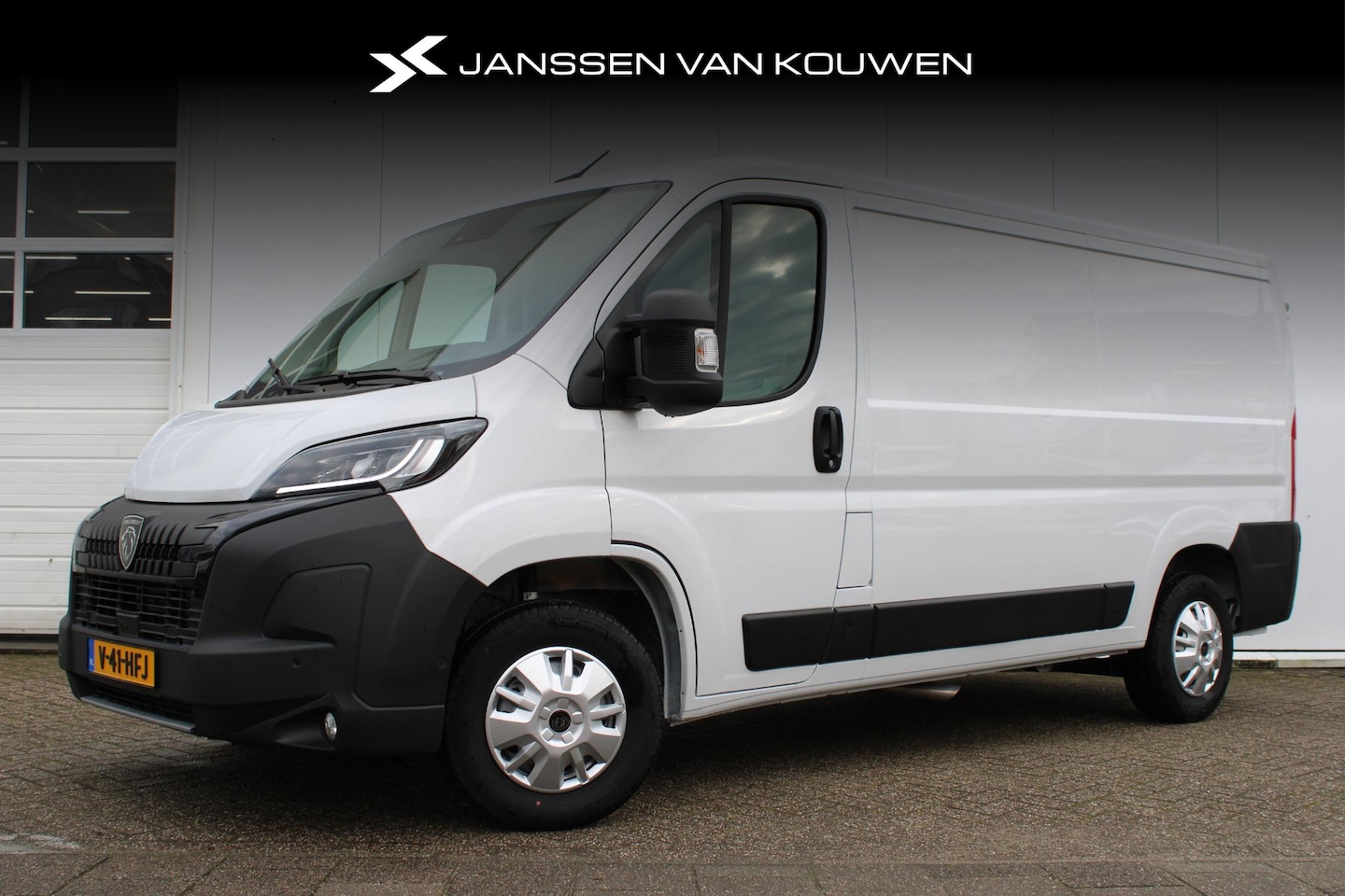 Peugeot Boxer - 2.2 BlueHDi 120 pk L2H1 3.0t Trekhaak / Laadruimte betimmering / Parkeercamera - AutoWereld.nl