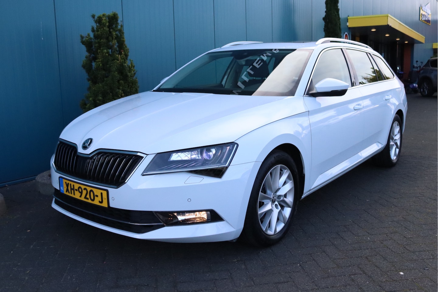 Skoda Superb Combi - 1.5 TSI ACT DSG AUT Ambition Business PANO/NAV/ECC/BLUETOOTH/CRUISE/CARPLAY/LMV/ELEK.STOEL - AutoWereld.nl