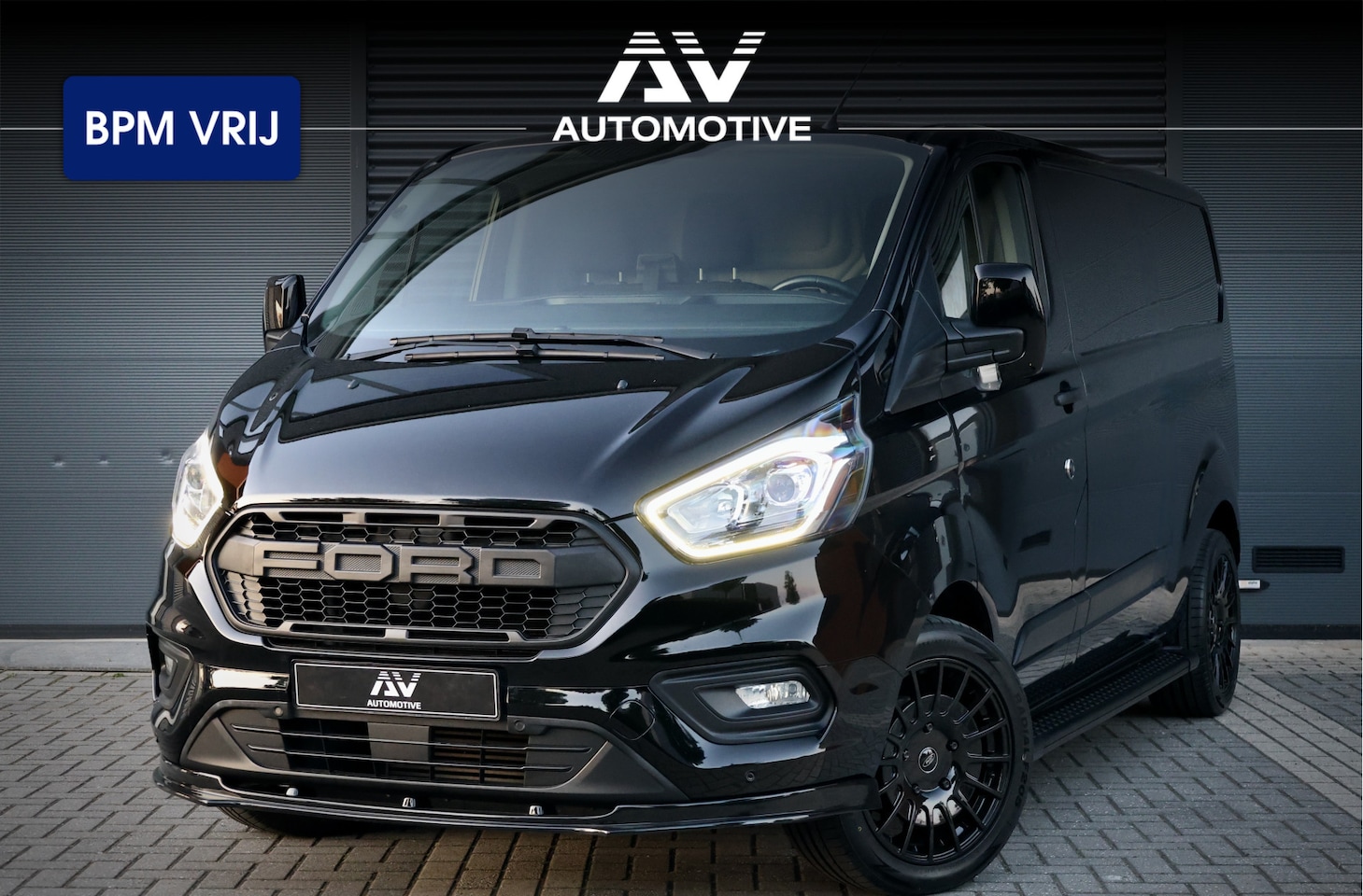 Ford Transit Custom - 300 2.0 TDCI L2H1 | Raptor Edition | CarPlay | Stoelverwarming | 3-Zitter | Trekhaak | PDC - AutoWereld.nl