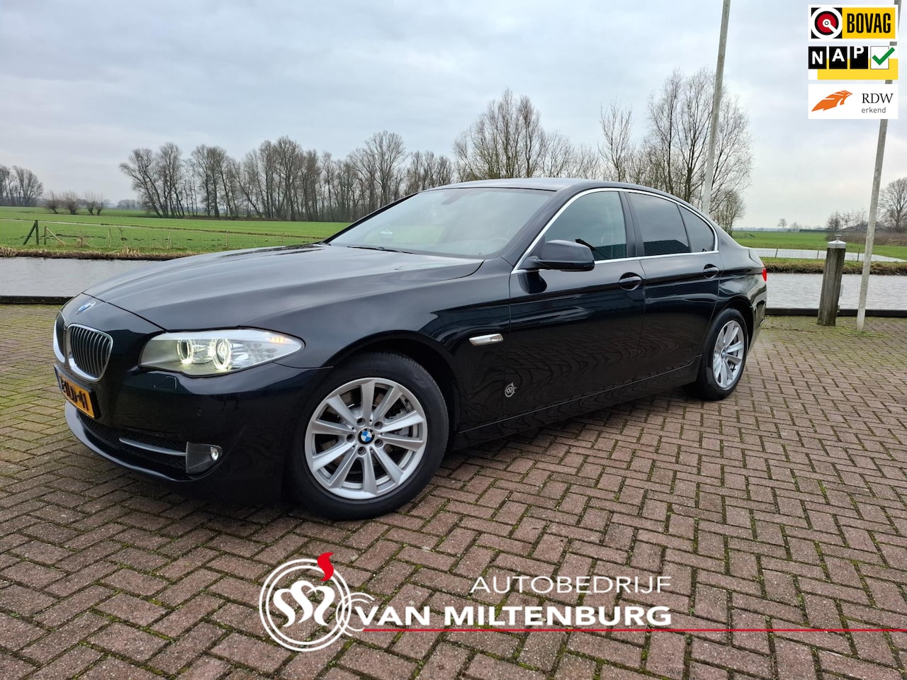 BMW 5-serie - 520i High Executive Clima Leder Stoelverwarming Navi PDC v+a Trekhaak - AutoWereld.nl