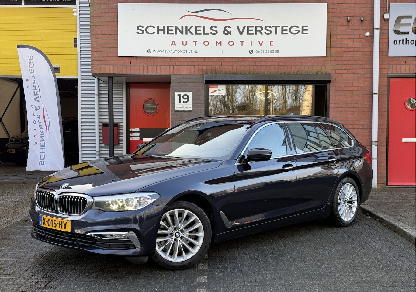 BMW 5-serie Touring - 520i High Executive / Panoramadak / Leer / Trekhaak / Camera / - AutoWereld.nl