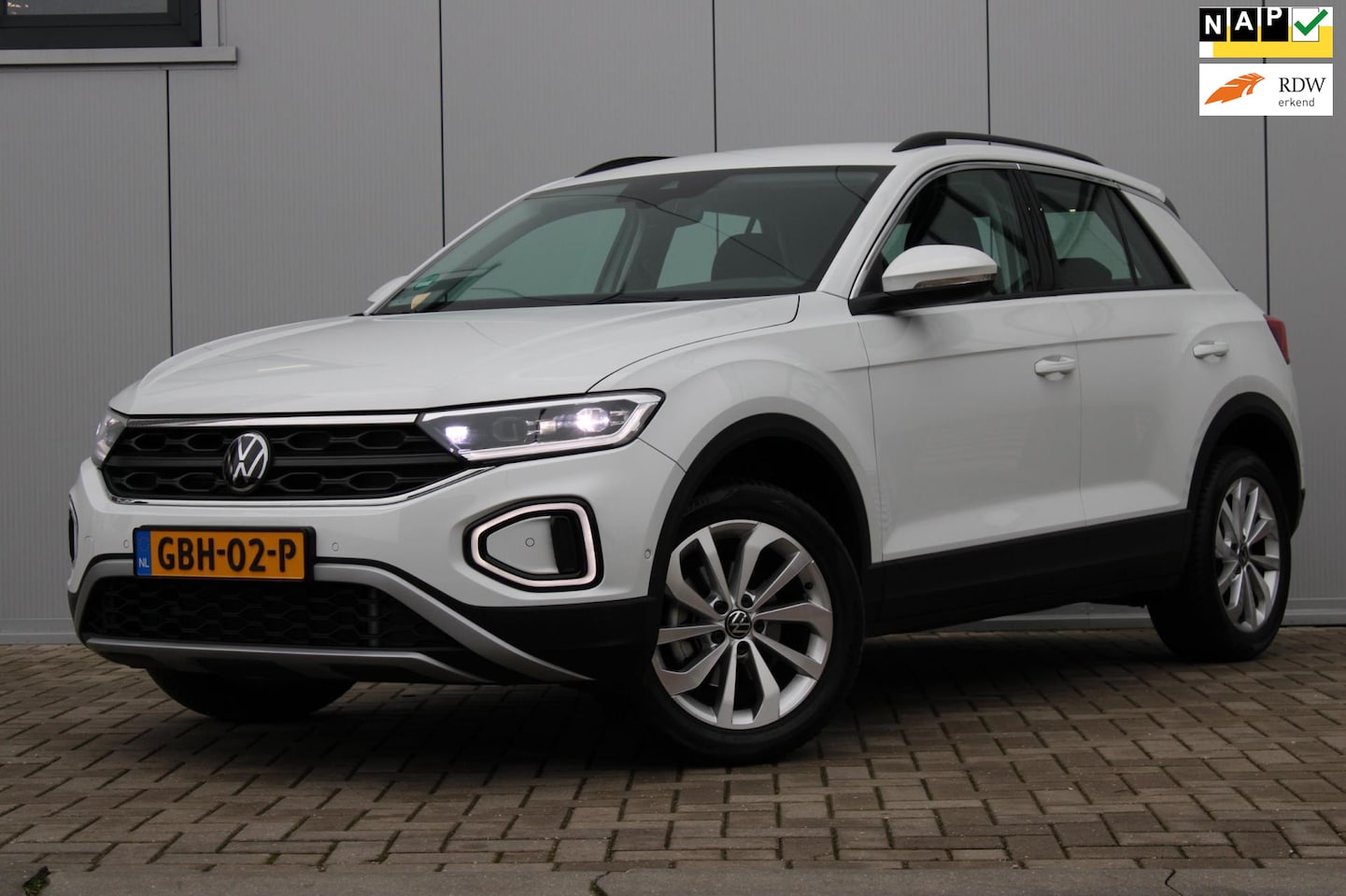 Volkswagen T-Roc - 1.5 TSI 150PK I KEYLESS I ADAPTIEF I CARPLAY I LED I VIRTUAL I IQ I PARKASSIST I - AutoWereld.nl