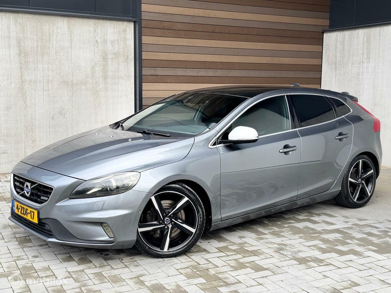 Volvo V40 - 2.0 D4 R-Design 2.0 D4 R-Design - AutoWereld.nl