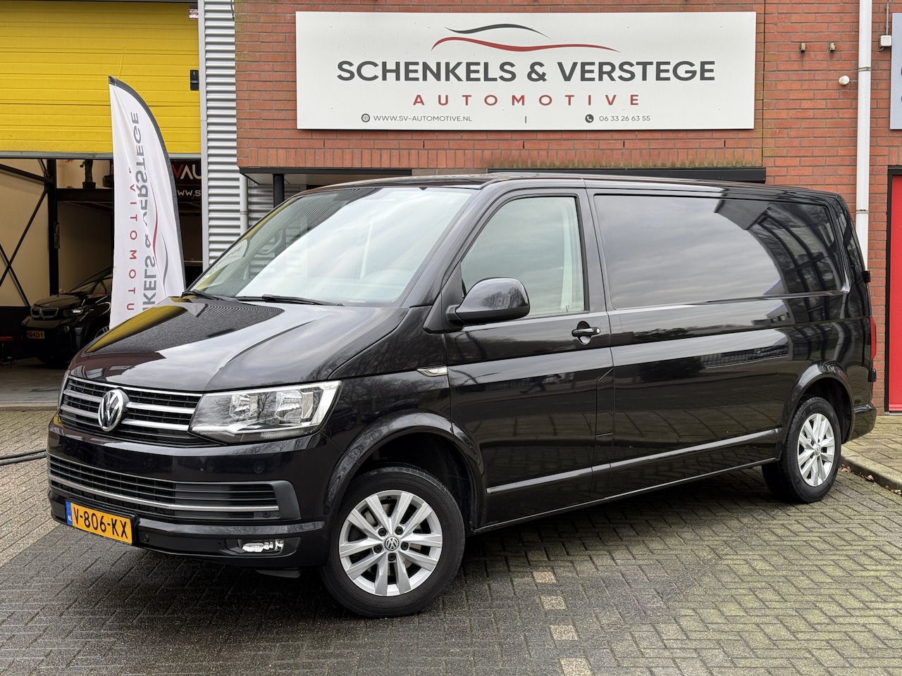 Volkswagen Transporter - 2.0 TDI L2H1 DC Comfortline Plus / Automaat / Bumpers in kleur /Cruise / Camera / Navi / - AutoWereld.nl