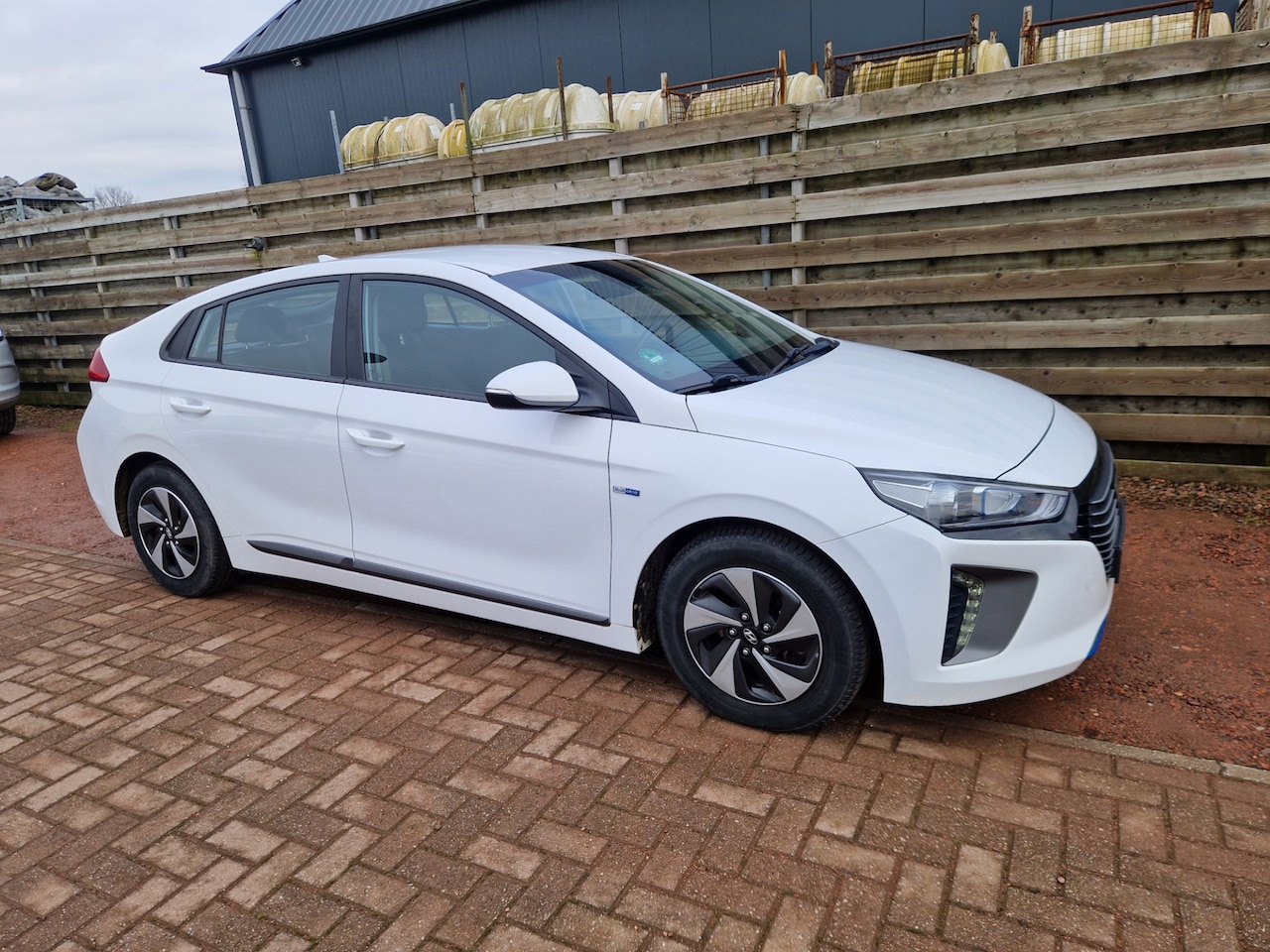 Hyundai IONIQ - 1.6 GDi Hybride i-Motion 1e Eigenaar - AutoWereld.nl