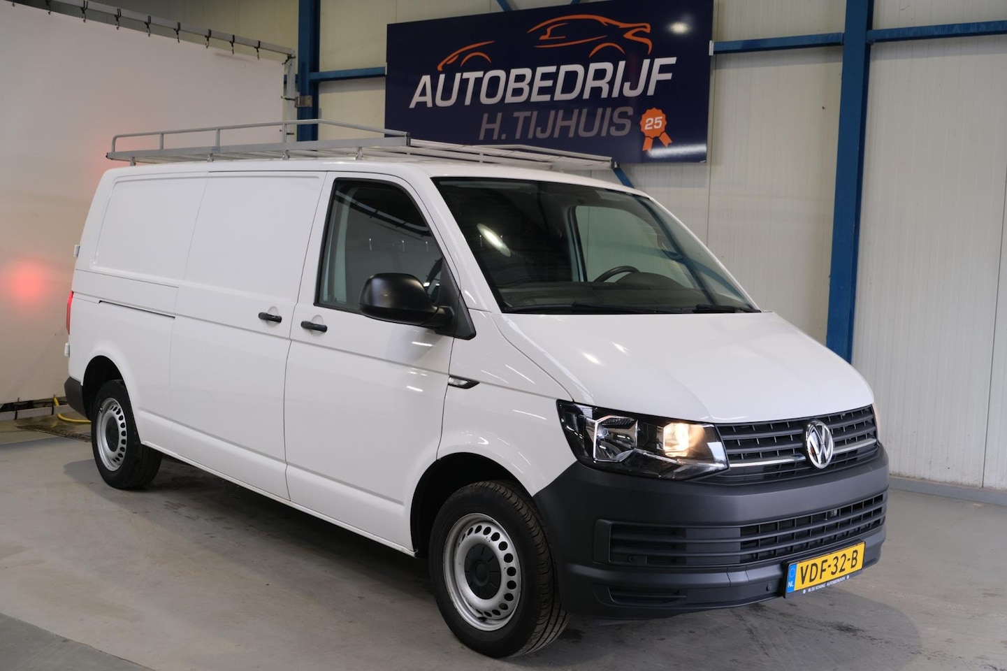 Volkswagen Transporter - 2.0 TDI L2H1 2x Schuifdeur - N.A.P. Airco, Trekhaak. - AutoWereld.nl