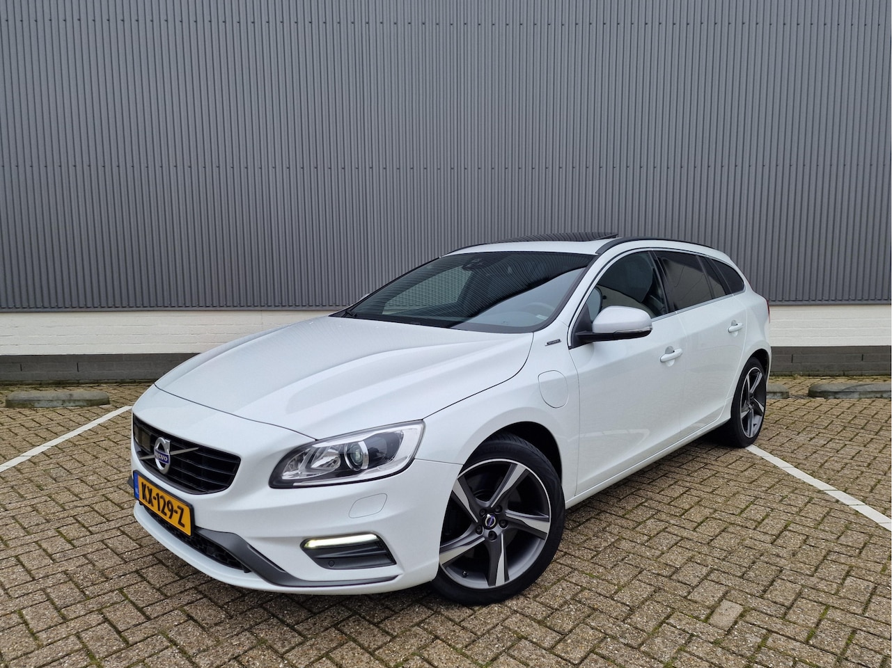 Volvo V60 - 2.4 D5 Twin Engine Special Edition R-Design  Panodak Bliss FA LA DHS PDC MFS Leder Camera - AutoWereld.nl