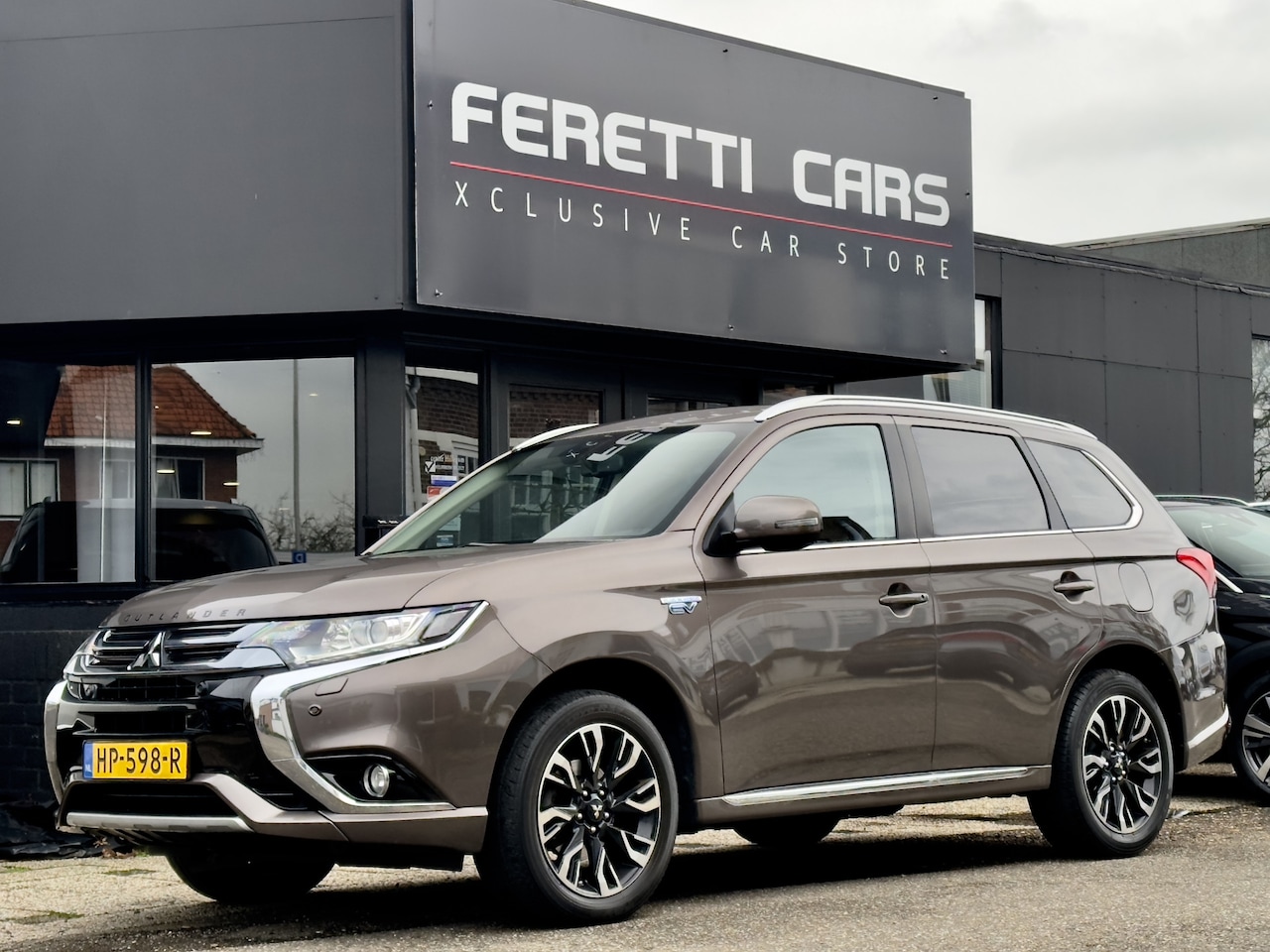 Mitsubishi Outlander - 2.0 PHEV AUT EXECUTIVE EDITION LEDER NAVI CAMERA AIRCO LED LMV PDC - AutoWereld.nl