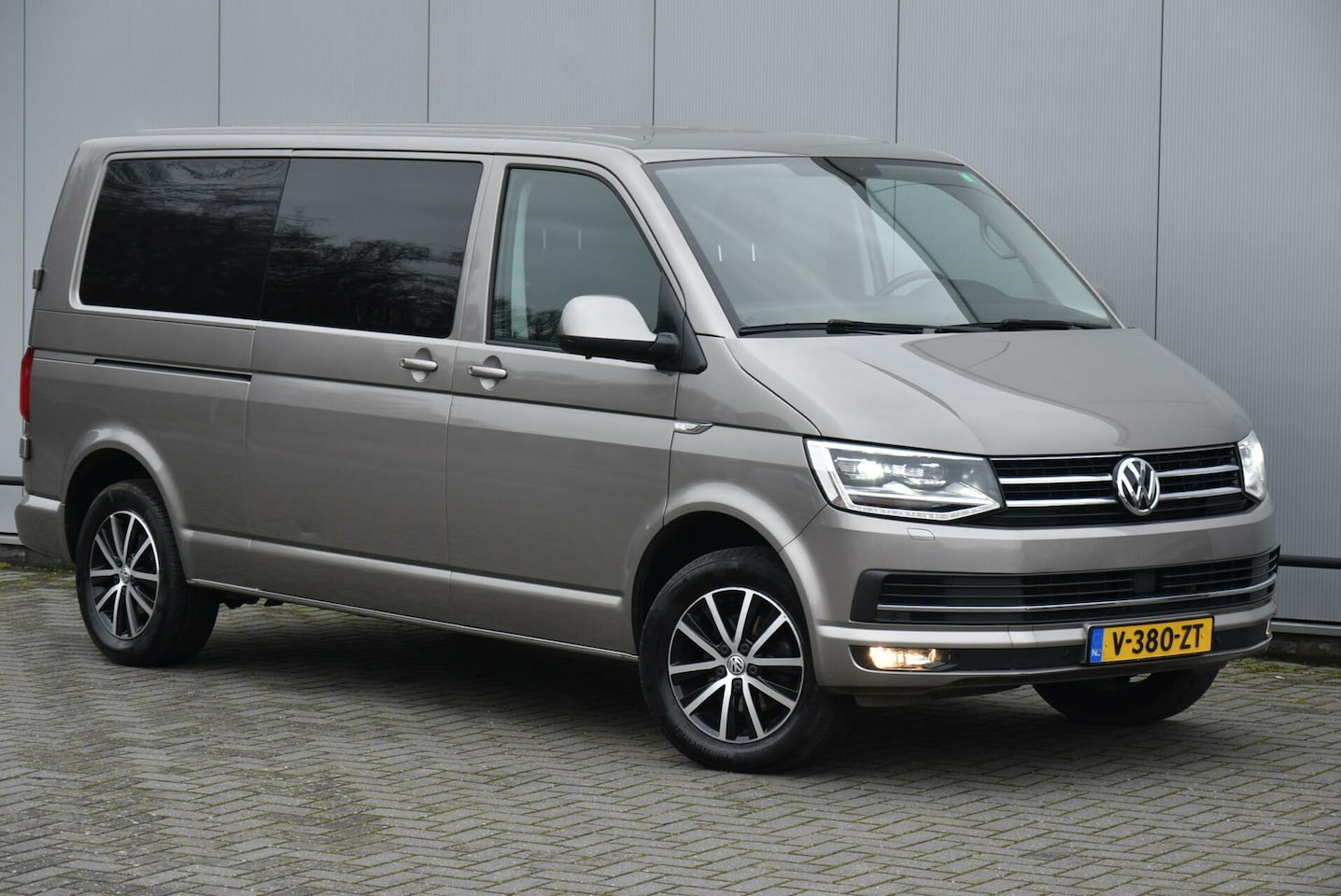 Volkswagen Transporter - 2.0 TDI L2H1 DC Highline 2x Schuifd. - AutoWereld.nl