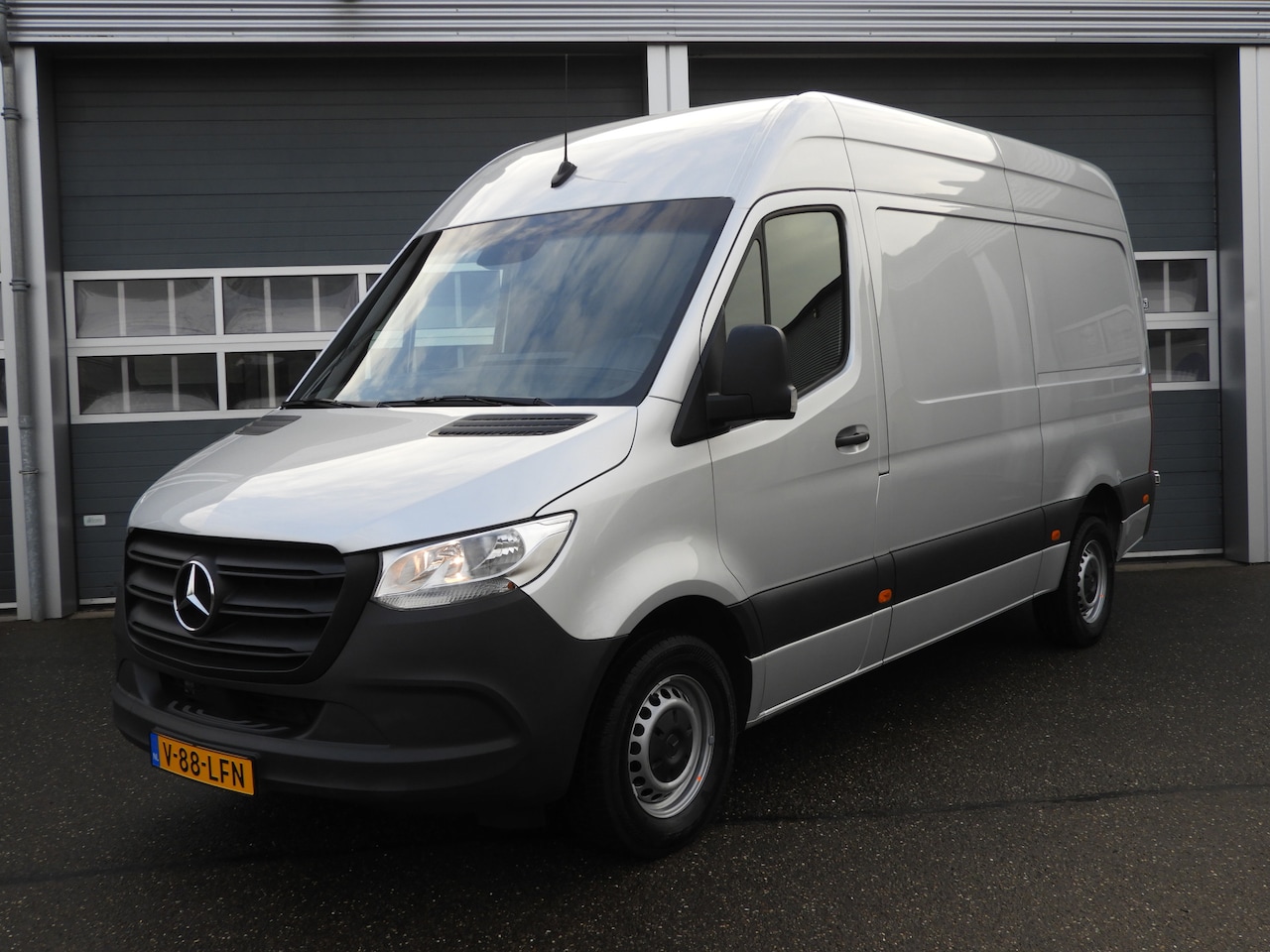 Mercedes-Benz Sprinter - 317 1.9 CDI L2H2 AIRCO | MBUX | CAMERA | 3.5t TREKHAAK - AutoWereld.nl