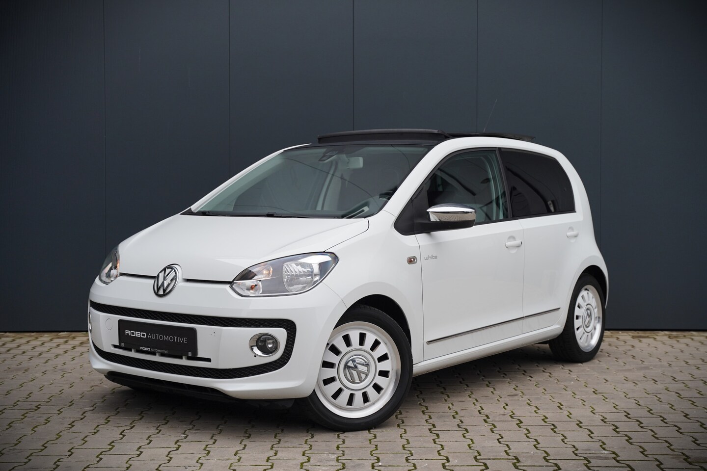 Volkswagen Up! - 1.0 high up! BlueMotion | Panoramadak | Cruise Control | Apple Carplay | White Edtion | NA - AutoWereld.nl