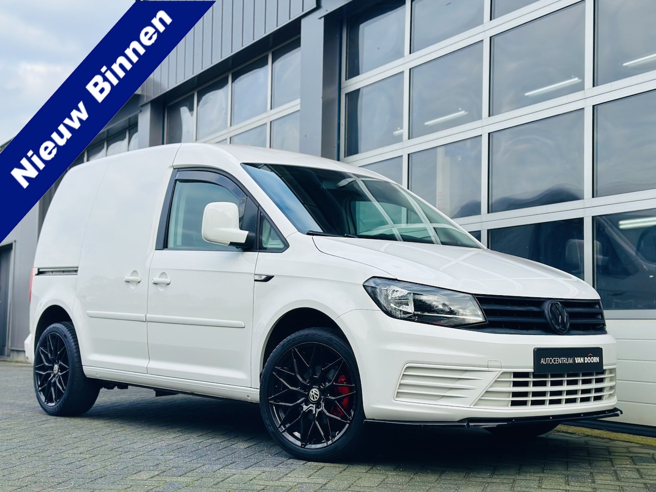 Volkswagen Caddy - 2.0 TDI 140pk | Black Line | LM velgen | Airco | Cruise Contr. | Spoilerset | Trekhaak | E - AutoWereld.nl