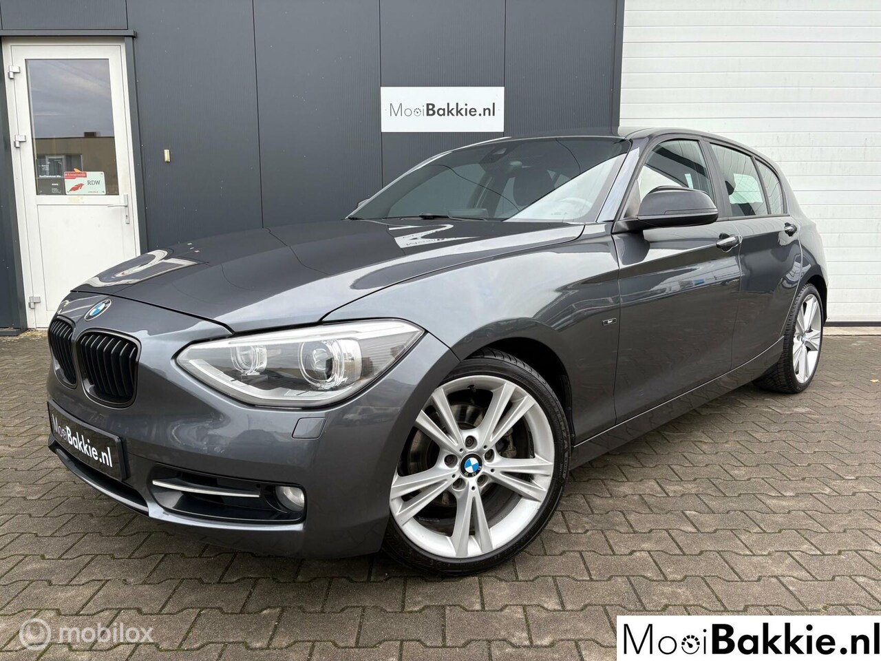 BMW 1-serie - 118i AUTOMAAT Sport Navi / 18" / Xenon / LED - AutoWereld.nl