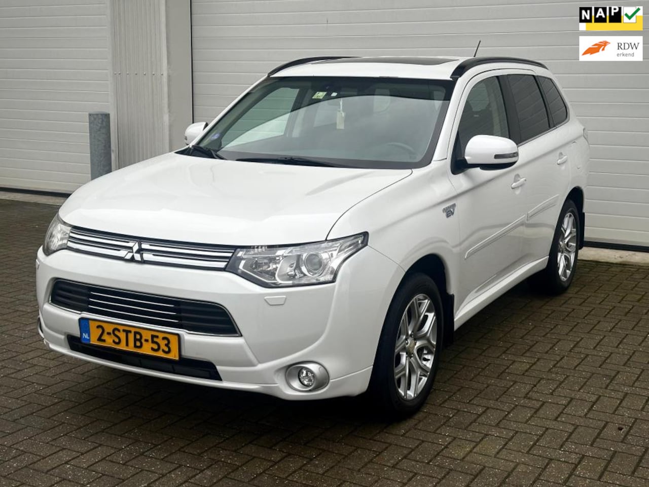 Mitsubishi Outlander - 2.0 PHEV Instyle Climate|Navi | Camera| Pano|trekhaak1600kg|Leder - AutoWereld.nl