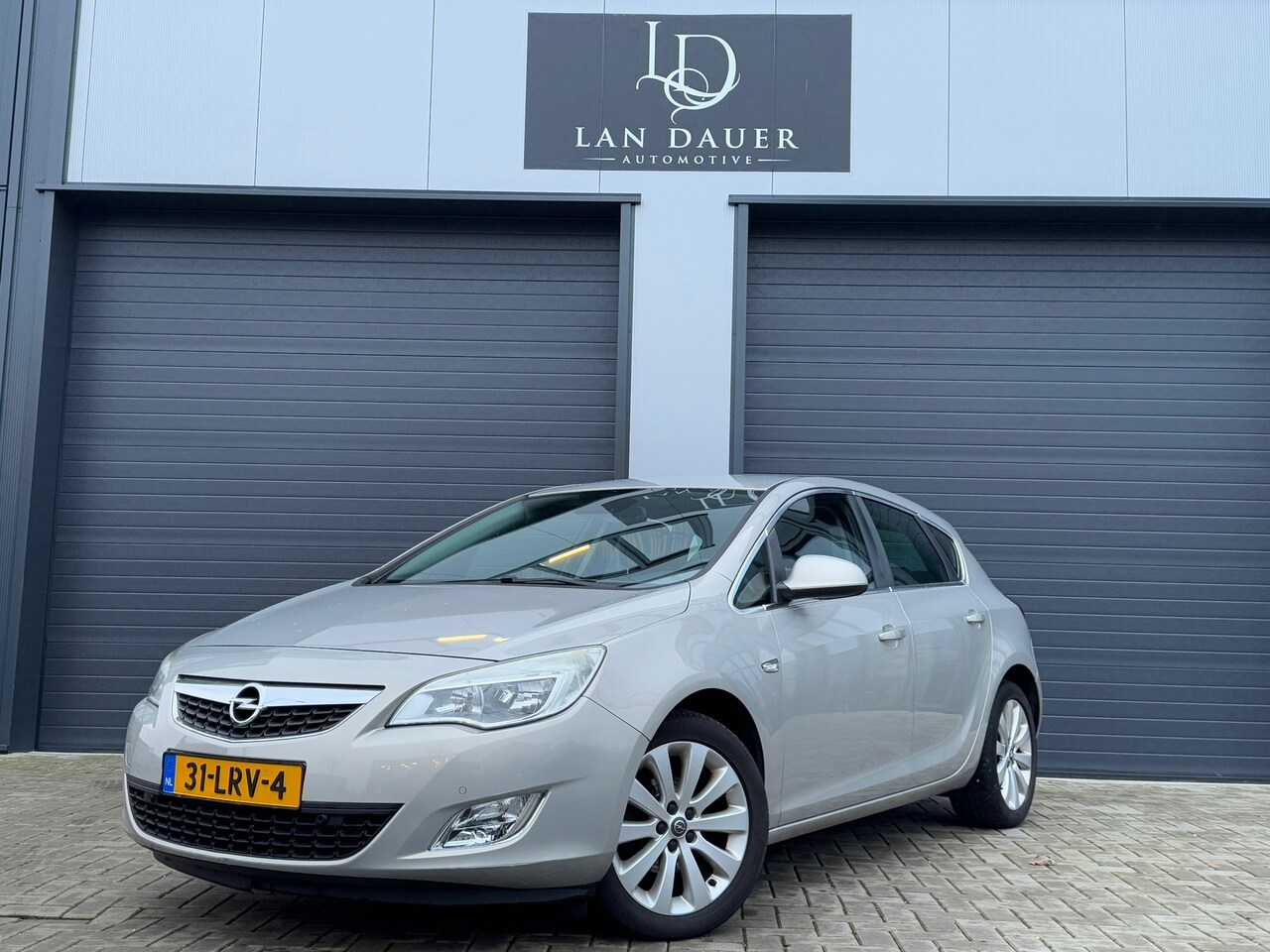 Opel Astra - 1.6 Cosmo / Navi / Lage kilometerstand - AutoWereld.nl