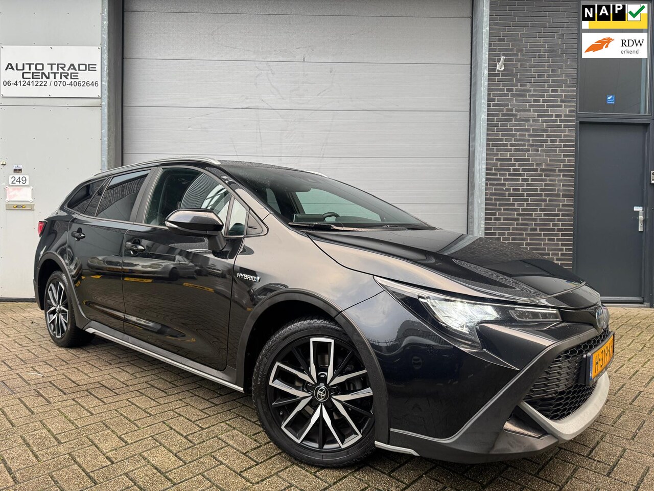 Toyota Corolla Touring Sports - 1.8 Hybrid Trek [Dealer OH|StoelVW|Keyless|Carplay|Camera|Cruise|Navi] - AutoWereld.nl