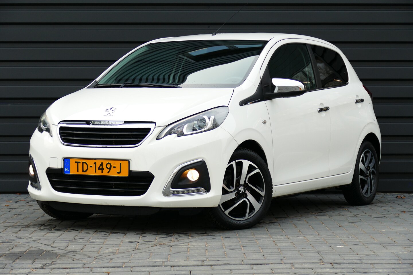 Peugeot 108 - 1.0 e-VTi Allure / NAVI / LED / CLIMA / CAMERA / 15"LMV / KEYLESS / BLUETOOTH / 2E EIGENAA - AutoWereld.nl