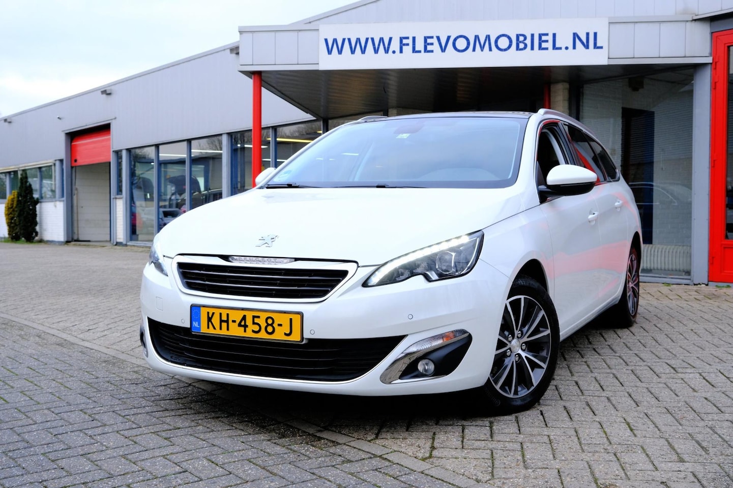 Peugeot 308 SW - 1.6 BlueHDI 120pk Allure Pano|Navi|Clima|LED|LMV - AutoWereld.nl