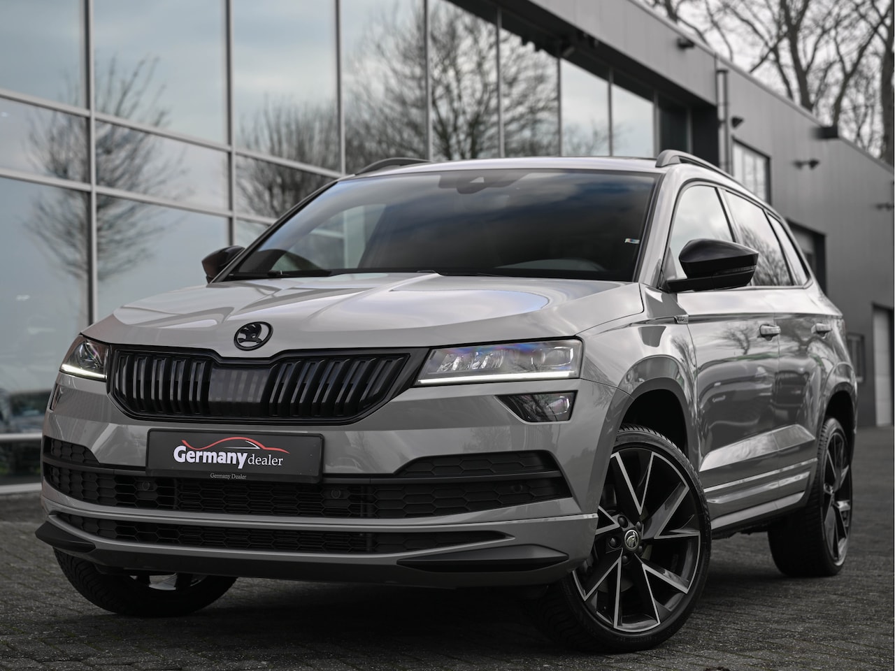 Skoda Karoq - 1.5TSI ACT Sportline Business Pano ACC Canton Audio Stoelen/Voorruit verwarmd - AutoWereld.nl