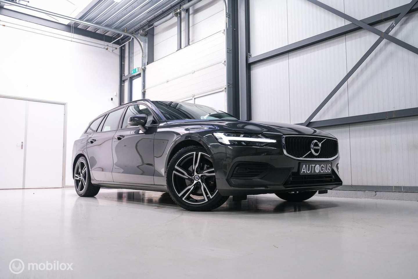 Volvo V60 - 2.0 D3 Momentum | stoel + stuur verwarming | trekhaak | leder | LED | Pine Grey | NL auto - AutoWereld.nl