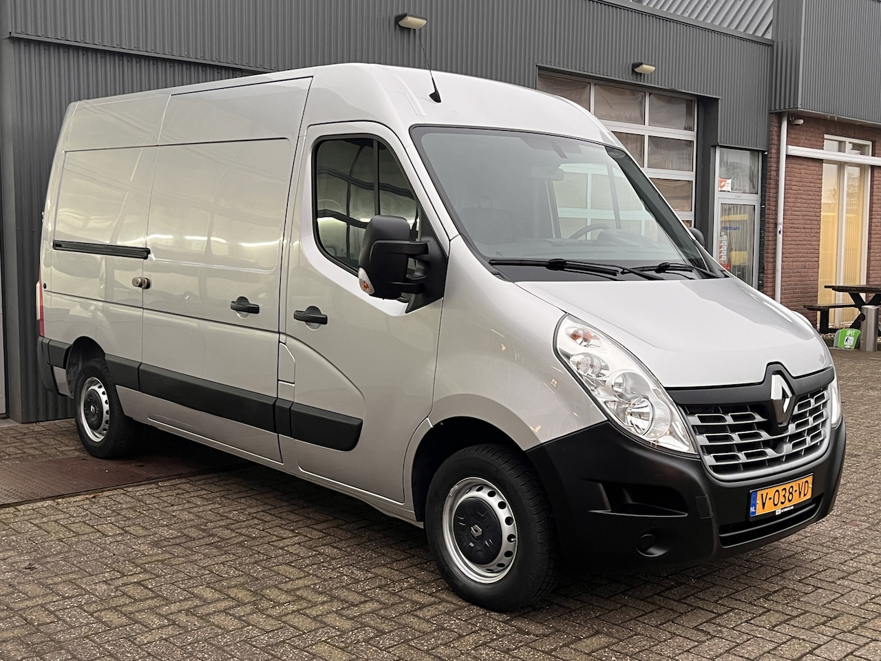 Renault Master - T35 2.3 dCi L2H2 Airco Cruise controle Trekhaak 2500kg 3-Persoons Euro 6 Navigatiesysteem - AutoWereld.nl