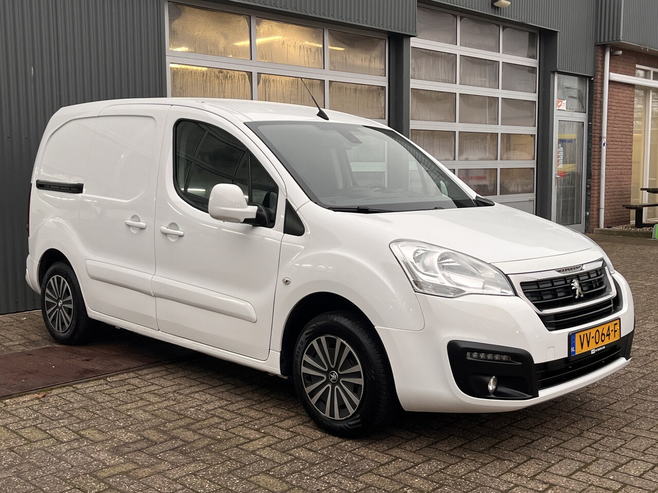 Peugeot Partner - 120 1.6 HDi Airco Cruise controle Trekhaak 1250kg trekgewicht Parkeerhulp achter Navigatie - AutoWereld.nl