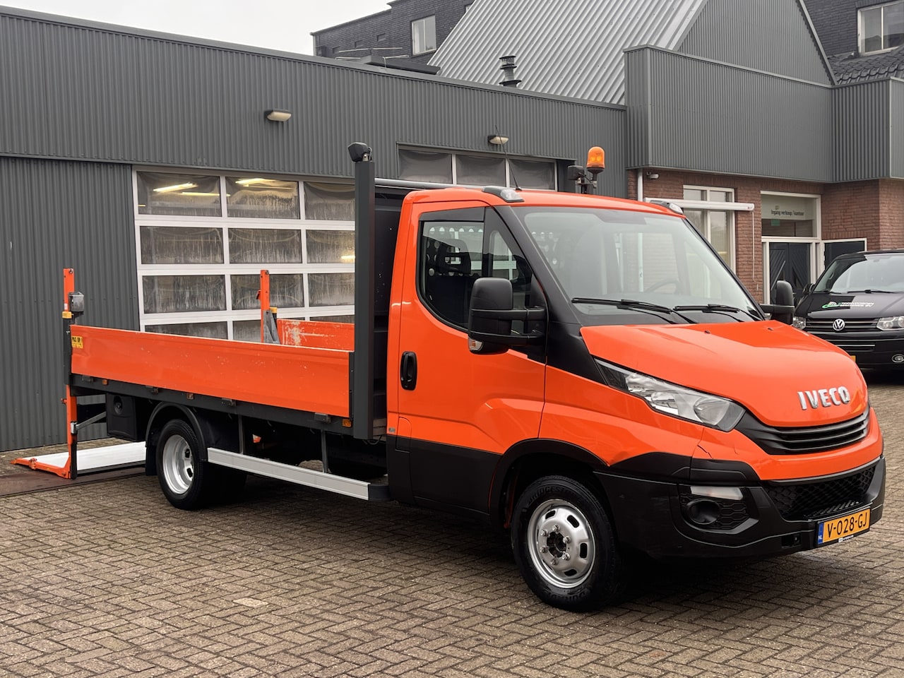 Iveco Daily - 35C14 2.3 375 Trekhaak 3500kg Laadklep 500kg Navigatie Open laadbak Pick-up Euro 6 Bpm vri - AutoWereld.nl