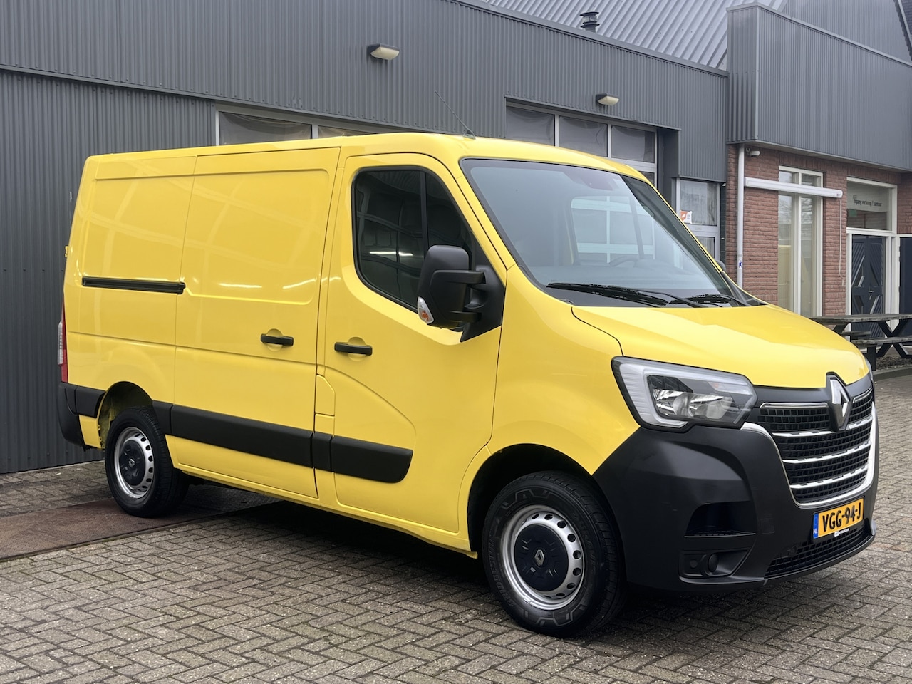 Renault Master - T28 2.3 dCi 135 L1H1 Airco Cruise controle Trekhaak 2500kg trekgewicht Achteruitrijcamera - AutoWereld.nl