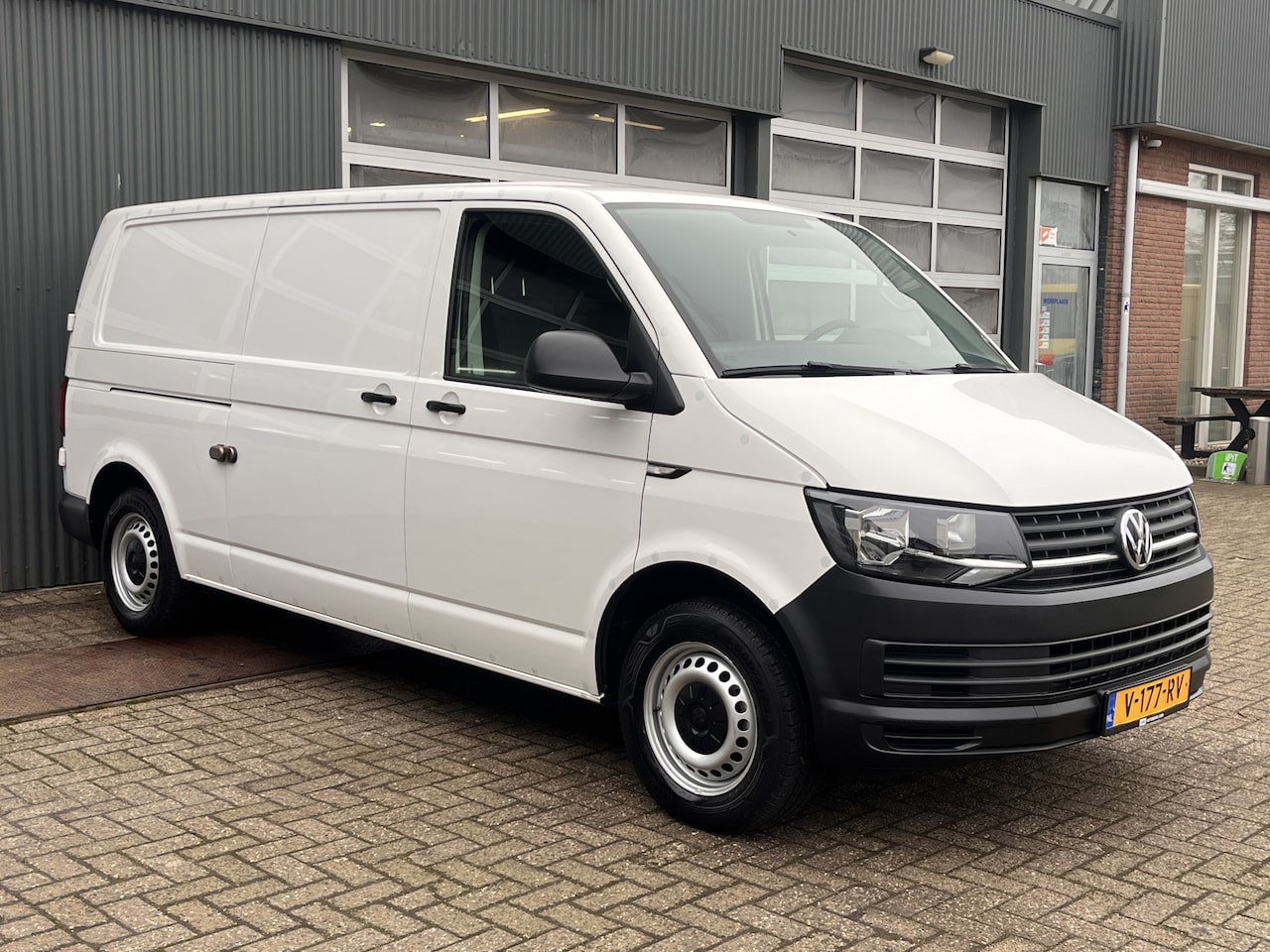 Volkswagen Transporter - 2.0 TDI L2H1 Airco Cruise controle Kastinrichting Sortimo Parkeersensoren achter Telefoonv - AutoWereld.nl