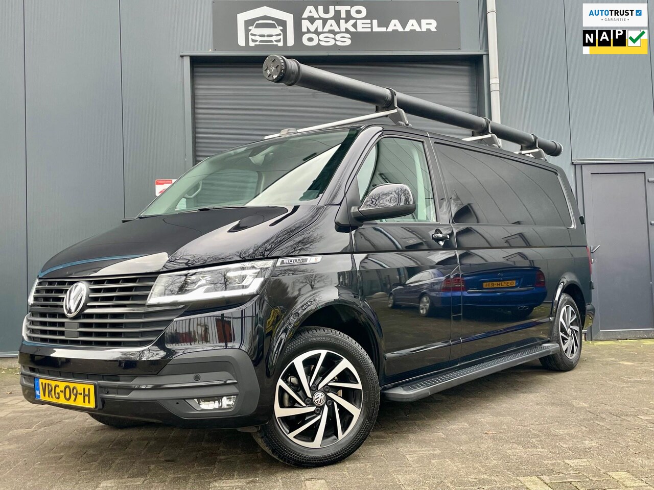 Volkswagen Transporter - 2.0 TDI L2H3 28 Bulli 75JAHRE CARPLAY CLIMA VIRTUAL COCKPIT ACC FRONT ASSIST VOORRUIT VERW - AutoWereld.nl