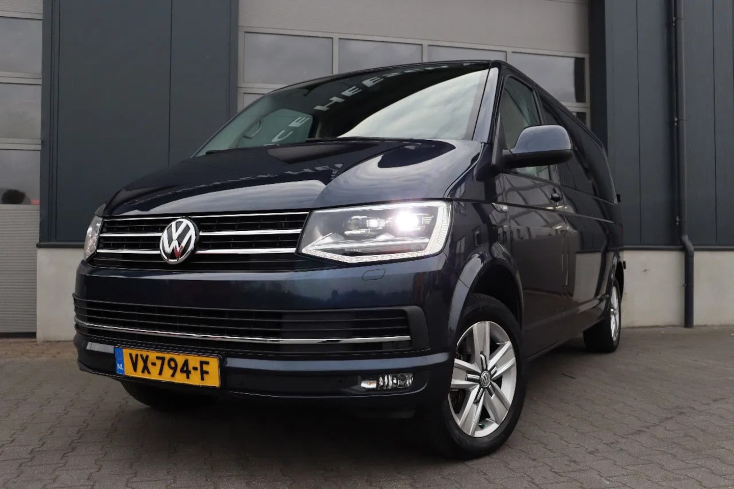 Volkswagen Transporter - 2.0 TDi 204PK L2H1 l Highline l DSG automaat l Dubbele cabine l Leder - AutoWereld.nl