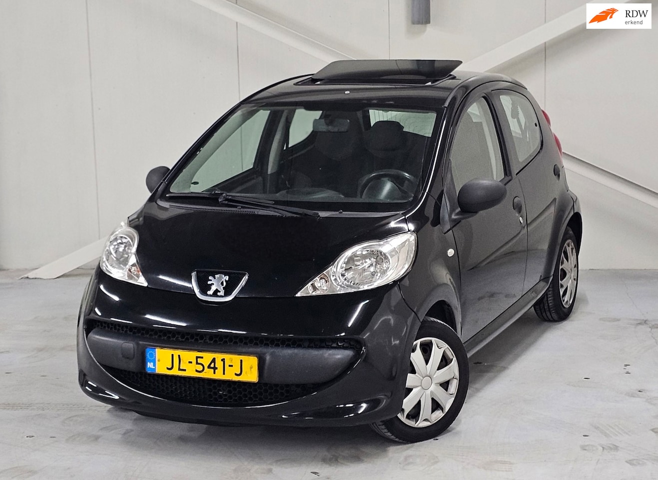 Peugeot 107 - 1.0-12V XR Open dak! 5-Drs Bluetooth Nieuwe APK! - AutoWereld.nl