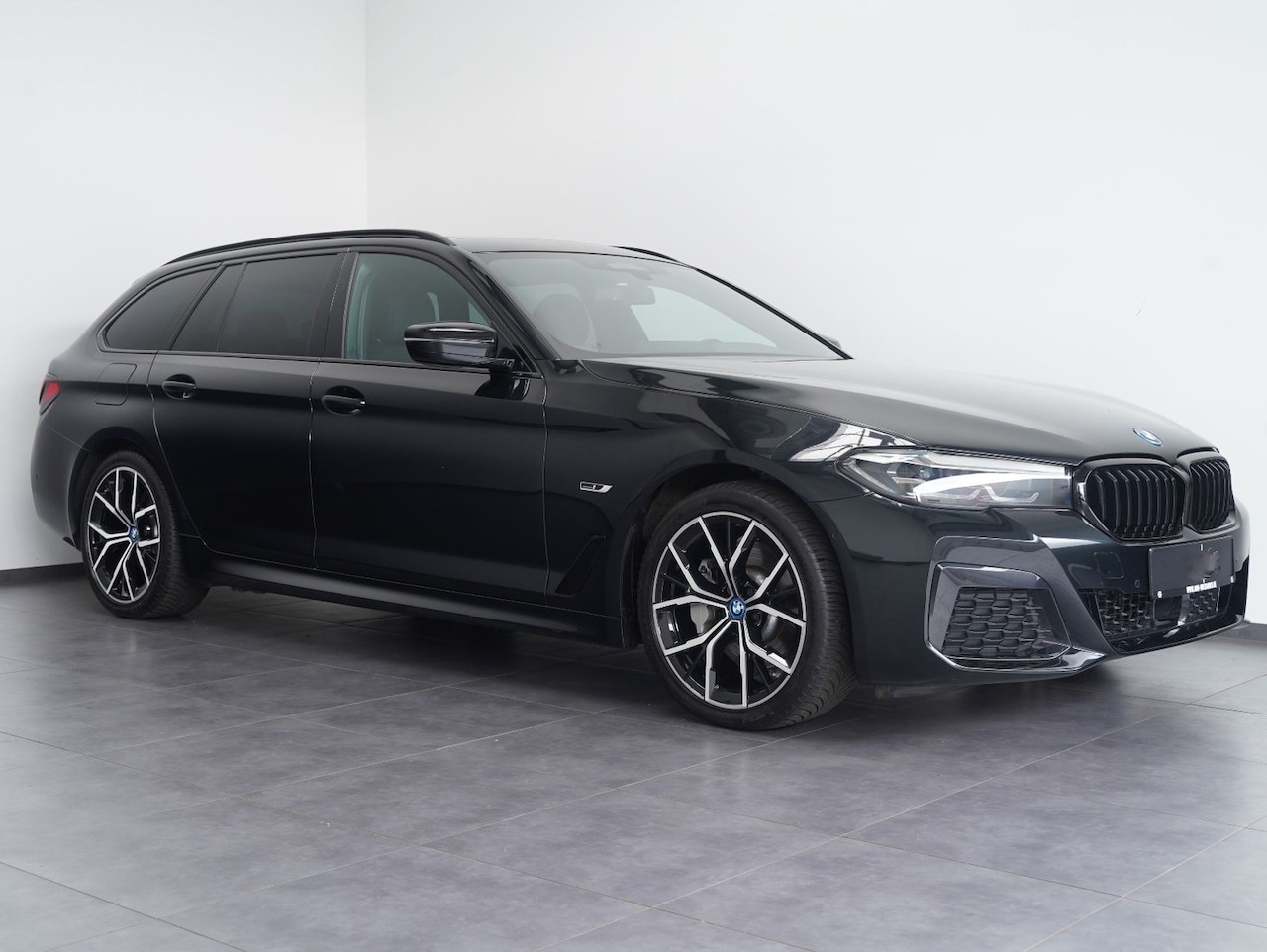 BMW 5-serie Touring - 530e xDrive M-SPORT ** LED, LEDER, PANORAMA, ACC, HiFi, 19-inch LMV ** 1e EIG - UNFALLFREI - AutoWereld.nl