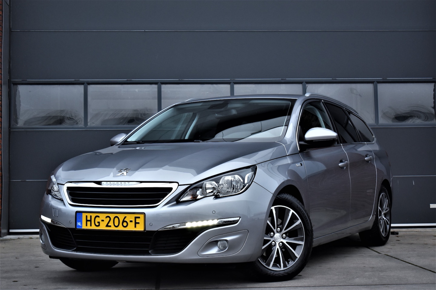 Peugeot 308 SW - 1.2 Style Dealer onderhouden! Navi - Trekhaak - Camera - Cruise - AutoWereld.nl