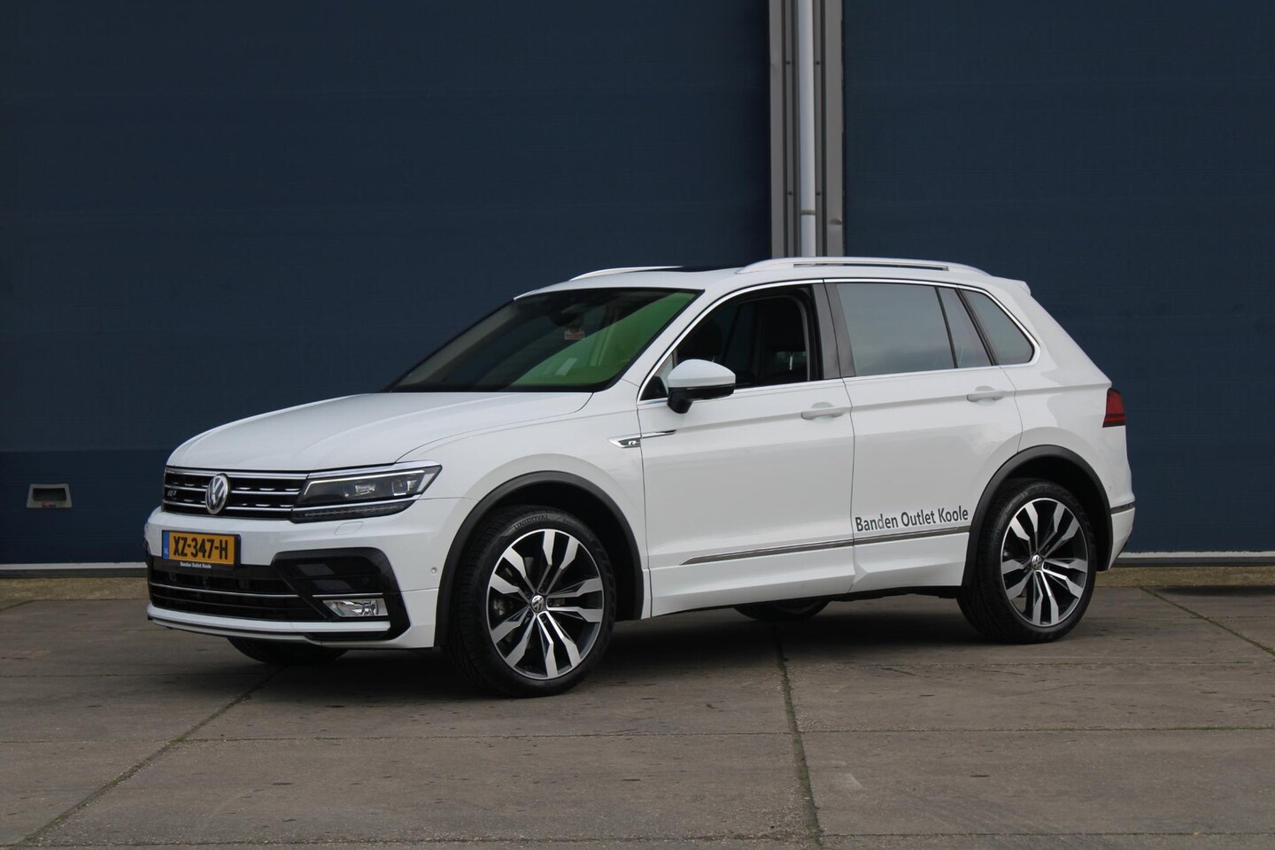 Volkswagen Tiguan - 2.0 TDI 4Motion Highline R-LINE / PANO / VIRTUAL COCKPIT / LEER / TREKHAAK / 20'' - AutoWereld.nl