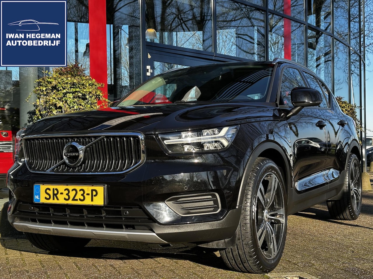 Volvo XC40 - 2.0 T4 Momentum AUTOMAAT | Navi | ECC | PDC + Camera | Afn. Trekhaak | LM Velgen - AutoWereld.nl