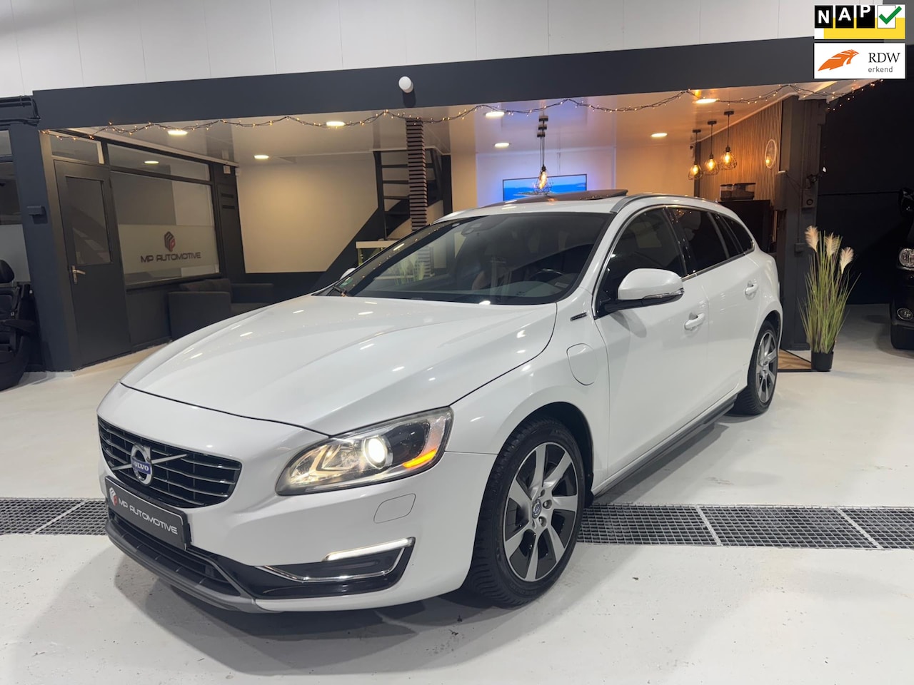 Volvo V60 - 2.4 D6 AWD Plug-In Hybrid Summum|Pano|Cam|Trekh|Leder|Stoelverw|NAP - AutoWereld.nl