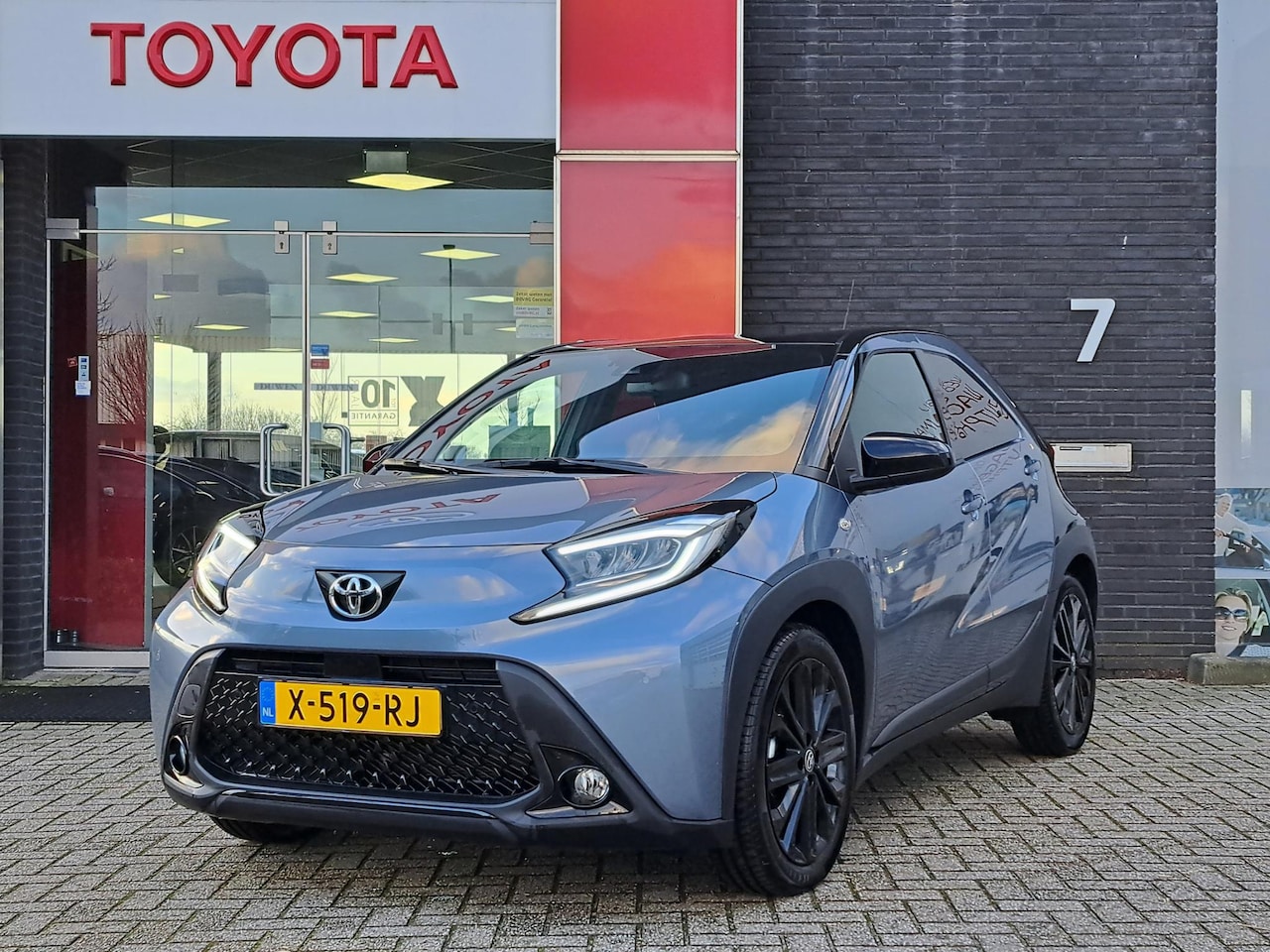 Toyota Aygo X - PREMIUM APPLE/ANDROID JBL 18"LMV STOELVERWARMING KEYLESS NAVI PARK-SENSOREN LED-PAKKET NL- - AutoWereld.nl