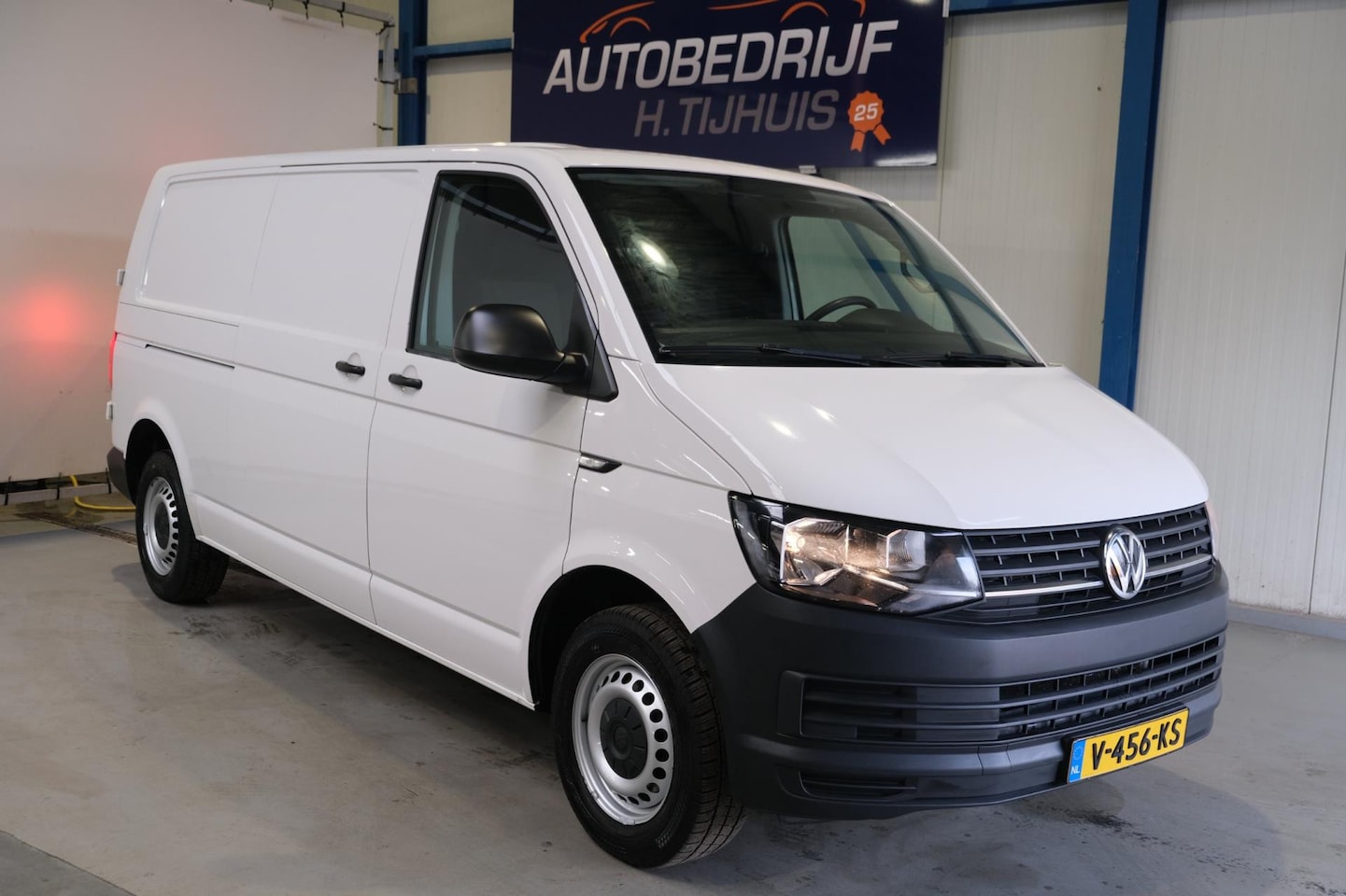 Volkswagen Transporter - 2.0 TDI L2H1 Comfortline - N.A.P. Airco, Cruise, Trekhaak. - AutoWereld.nl