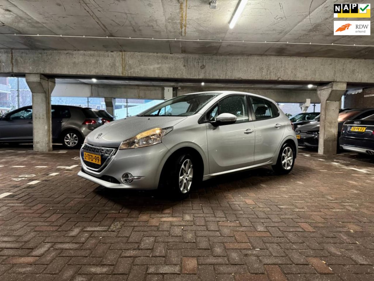 Peugeot 208 - 1.2 VTi Envy|NWE APK|NAVI|PDC|TREKHAAK|AIRO|ELEK RAMEN - AutoWereld.nl