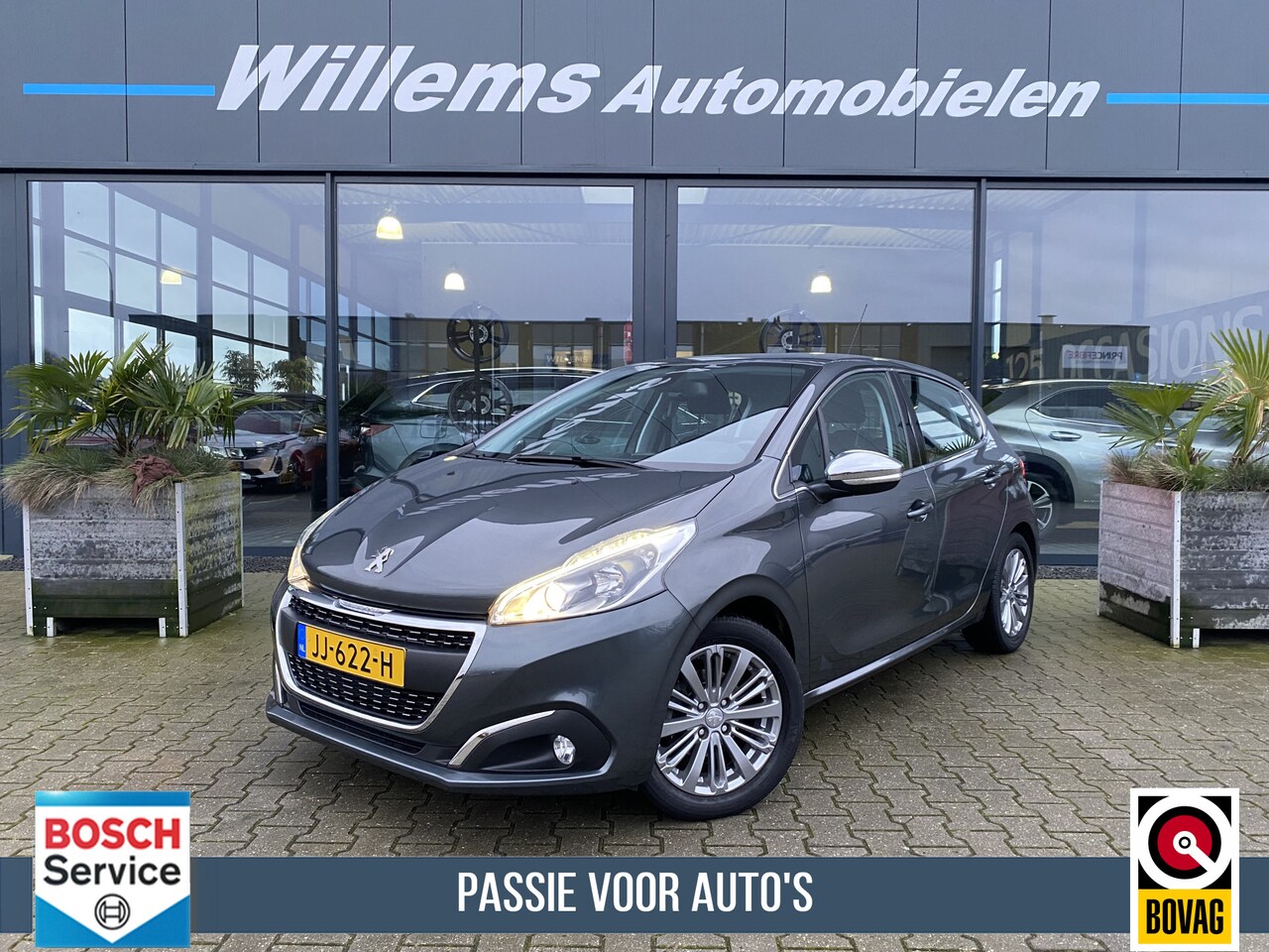 Peugeot 208 - 1.2 PureTech Allure Trekhaak , Camera , Navigatie , App Connect - AutoWereld.nl