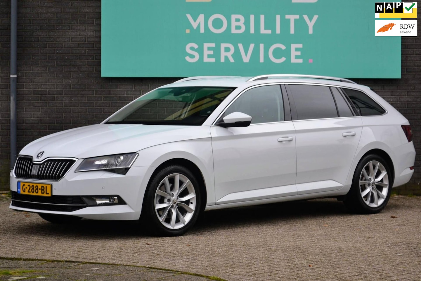 Skoda Superb Combi - 1.5 TSI ACT Business Edition Trekhaak Xenon Clima Cruise Vir Cockpit - AutoWereld.nl