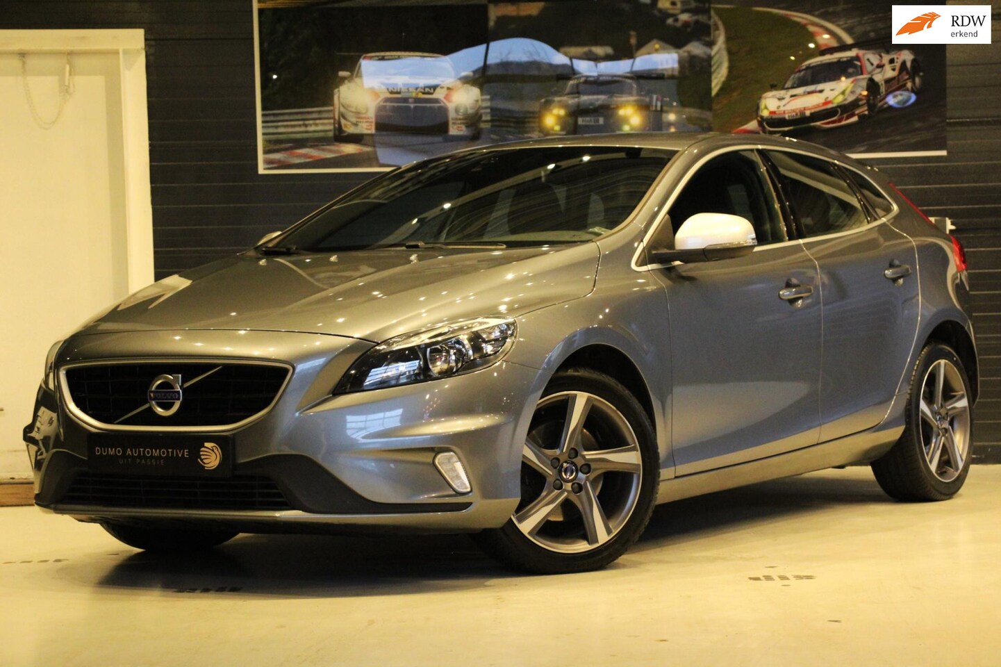 Volvo V40 - 2.0 T2 R-Design - ALCAN/LEDER - NAVI - PDC - TREKHAAK - 1E EIG - DEALER OH - AutoWereld.nl