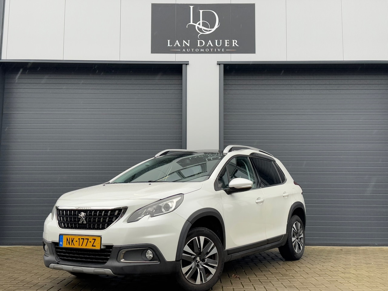 Peugeot 2008 - 1.2 PureTech / Pano / Navi / NWE Model / 110PK - AutoWereld.nl