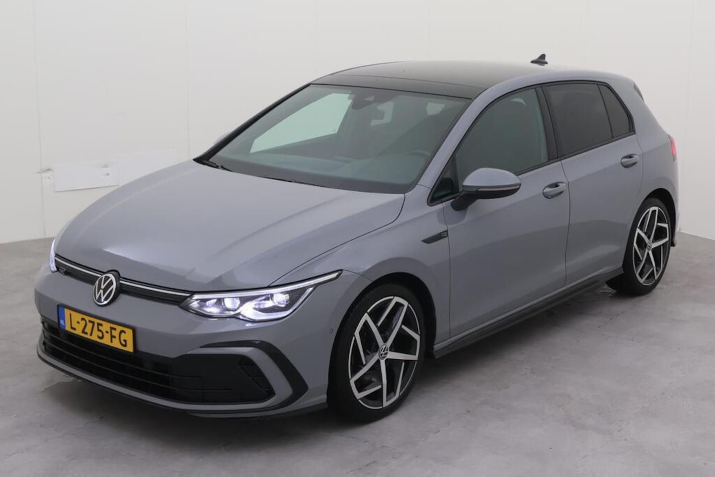 Volkswagen Golf - 1.5 eTSI R-Line-PANORAMA-AUTOMAAT - AutoWereld.nl